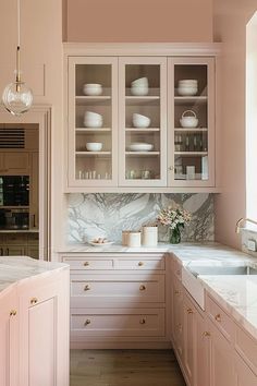 Pink kitchen with pink walls and cabinets. Pink Kitchen Cabinets, Color Drenching, Pink Kitchen Ideas, 2024 Interior Design, Pink Cabinets, Monochromatic Room, Kitchen Cabinet Color Ideas, Hallway Office, Kitchen Hallway