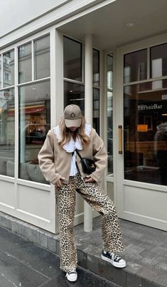 Cheetah Print Outfit Ideas, Cheetah Print Jeans Outfit, Cheetah Jeans Outfit, Cheetah Outfit Ideas, Leopard Print Jeans Outfit, Cheetah Print Pants Outfit, Leopard Print Top Outfit, Print Jeans Outfit, Leopard Jeans Outfit