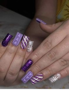 Purple Sweater Nail Designs, Pink And Purple Winter Nails, Purple Christmas Nails Design, December Nails Purple, Purple Glitter Christmas Nails, Purple Winter Nails Acrylic, Purple Christmas Nails Short, Holiday Nails Purple, Aura Christmas Nails