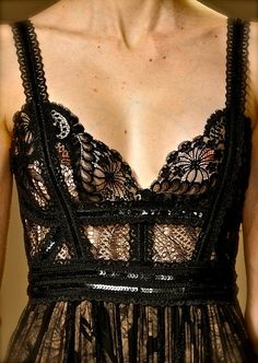 Gorgeous details Couture Designers, Couture Runway, Fabulous Dresses, Classy And Fabulous, Moda Fashion