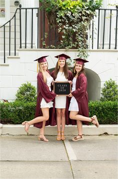 Best Friend Cap & Gown Photos in Summerville, South Carolina with Brooke, Lily, Anna and Allison — Deanna Webber Photography Graduation Poses Cap And Gown, Cap Gown Photos, University Graduation Outfit, Graduation Outfit Ideas University, Graduation Friends, Cap And Gown Senior Pictures, Poses Prom, Cap And Gown Photos, Graduation Session