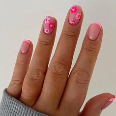 Short Gel Nails Summer Pink Flower, Dip Gel Nails Art Designs, Tiny Flower Nail Designs, Cute Regular Nail Polish Nails Designs, Trendy Nails For Short Nails, Nail Designs No Extensions, Simple Designs For Short Nails, Summer Gel Nails Ideas Short Almond, Cute French Nails Design