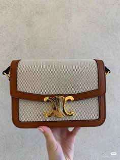 Tas Celine, Itgirl Aesthetic, Neutral Vibes, Celine Triomphe, Celebrity Casual Outfits, Diy Bags Purses, Bag Obsession, Celine Bags, Pretty Bags