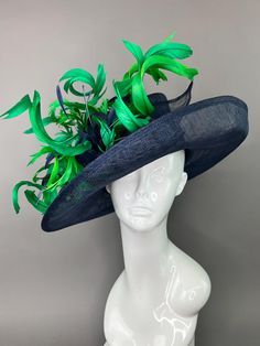 🐝 Make your statement with this stunning piece!  🐝 Navy blue sinamay hat base adorned with green feathers for a "wow factor" look! ♥Head circumference: 22.5" and adjustable to fit sizes smaller than 22.5" ♥Ultra Light & comfortable to wear. ♥Packed and shipped in a sturdy box with special love & care to ensure a safe delivery. ♥Includes a hat care card with instructions on how to care for & keep your piece beautiful. ♥Over 27,000 pieces sold & 4,000 5 star reviews. Our "Hive Girls" come back y Navy Blue Hat, Formal Hat, Hat Tea Party, Sinamay Hats, Couture Hats, Church Hat, Hat Base, Hat Wide Brim, Tea Party Hats