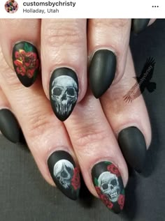 Black Skull Nails Acrylic, Skull And Rose Nails, Skeleton Nails Designs, Skull Nails Acrylic, Skull Nail Designs, Badass Nails, Ongles Halloween, Skull Nail Art, Holloween Nails