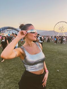 Festival Outfits Metallic, Odesza Outfit Ideas, Chrome Festival Outfit, Metalic Outfits Festival, Scandi Festival Outfit, Black And Silver Rave Outfit, Chrome Rave Outfit, Outfit Edc Mujer, Outfit Para Edc