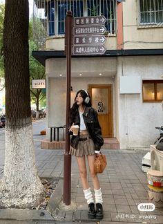 Fashion Articles Ideas, Black Skirt Outfit Street Style, Cute Korean Skirt Outfits, Asian Fall Fashion, Shibuya Outfit, Korean Fashion 2024, Japan Outfits Winter, Winter Museum Outfit, Spring Korean Outfit