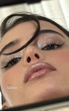 Mid Contrast Makeup, Light Contrast Makeup, New Year’s Eve Makeup Look, Contrast Makeup, Eye Makeup Glitter, Going Out Makeup, Face Art Makeup, Magical Makeup, Stunning Makeup