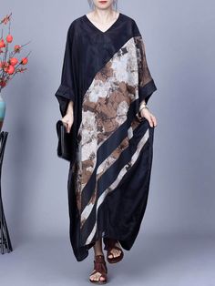 Indulge in the elegant and comfortable style of our Women Artsy Flower Irregular Spliced Summer Maxi Dress. With its loose fit, this dress is perfect for any occasion. Its unique and artistic design will make you stand out in a sophisticated and exclusive way. Let this premium dress become your go-to for a luxurious touch to your wardrobe. Features Item Code: 7449975717950 Material: 50%Rayon 50%Acetate fibre Pattern: Flower Collar: V-neck Sleeve Length: Half Sleeve Sleeve Style: Raglan Sleeve Style: Vintage Season: Spring,Summer The model height:165cm,weight:50kg Care At 40 or 60 degrees . Wash it with the colored laundry, add a colored detergent. Hand wash or machine wash. Flower Collar, Spring Outfits Dresses, Comfortable Style, Pattern Flower, Summer Maxi, Maxi Robes, Loose Shirts, Boho Stil, Vintage Summer