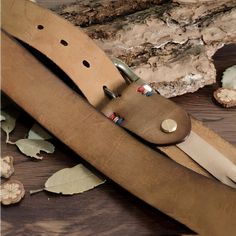 Add an elegant touch to your outfits with the Vela women's leather belt. Its casual design is complemented by a 3.8 cm width and a pin buckle for an even more unique look. Don't miss the chance to feel stylish and fashionable! Casual Brown Belt With Brass Buckle, Casual Leather Belt With Brass Buckle, Adjustable Leather Belt Buckles With Leather Strap, Adjustable Leather Belt With Brass Buckle, Adjustable Leather Belted Belts And Suspenders, Casual Adjustable Leather Belt Buckles, Leather Belts For Women, Bar Accessories Decor, Womens Leather Belt