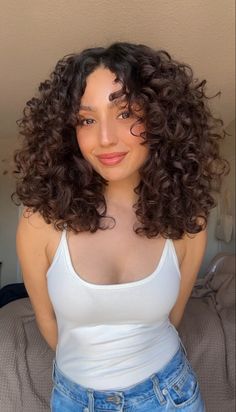 Latina curly hair brown Curly Hair Medium Length Layers, Curly Haircuts For Round Face, 3b Haircuts Curly Hair, Layered Curly Hair Short, Collarbone Curly Hair, Short Curly Haircuts 3b, Short Wavy Curly Haircuts, Dark Brown 3b Curly Hair, Short Curly Cuts For Round Faces