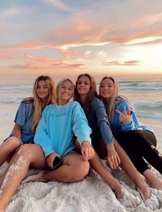 Friend Aestethic, Friends Preppy, Preppy Pfps, Surfergirl Style, Friend Aesthetic, Cute Beach Pictures, Aesthetic Friends