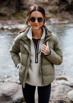 Women Mountain Outfit, Outdoor Style Women Winter, Columbia Womens Clothing, Up North Fall Outfits, Lodge Wear Outfit, Athleisure Cold Weather, Camp Jacket Outfit Fall, Chic Hiking Outfit Winter, Casual Outfits Outdoor