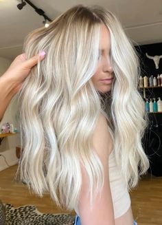 Wedding Hair Color Blonde, Bright Blonde Inspo Hair, Bright Fall Blonde, Summer Blonde 2023, Blonde Spring Hair Color, Bright Blonde Full Highlights, Long Bright Blonde Hair, Full Head Blonde Highlights With Money Piece, Bright Summer Blonde Hair