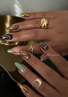 Rosetta Fairy Nails, Crocodile Nail Design Almond, Mosaic Nails Design, Gold With Black Nails, New York Aesthetic Nails, Greek Style Nails, Short Acrylic Nails Gold, Silver Leopard Nails, Aesthetic Coffin Nails