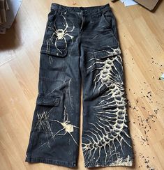 LE JEAN BUG PEINT À LA MAIN ! Ils sont fabriqués sur commande et la liste sera en place pour une durée assez limitée, jusqu'à ce que je vende probablement 4 à 6 paires dans n'importe quelle taille, après quoi je récupérerai les jeans eux-mêmes et les peindrai à partir de là. Veuillez prévoir 2 à 3 semaines entre la commande et l'expédition, bien que je m'efforcerai de les fabriquer et de les envoyer plus rapidement que cela, je préfère surestimer pour éviter toute déception. Ce jean a une coupe Bleach On Black Jeans, Acrylic Painting On Jeans, Dirty Wash Jeans Outfit, Jeans With Back Pocket Design, Bleach Dyed Clothes, Bleached Design Jeans, Painted Jeans Diy Ideas Y2k, Centipede Pants