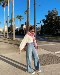 Winter Outfit Jeans Casual, Winter Wear For Women Casual, Style With Blue Jeans, Winter's Outfits For Women, Winter Fits For Women, Outfit Inspo With Blue Jeans, High Loose Jeans Outfit, Autumn Outfits Wide Leg Jeans, Outfit For Blue Jeans