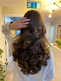 #aesthetic #hair #layers #blowout#haircare#haircut#fall#autumn Aesthetic Hair Layers, Hair Layers Blowout, Layers Blowout, Autumn Brunette, Half Up Curls, Hair Blowout, Hair Layers, Hair Inspiration Long, Brunette Hair With Highlights