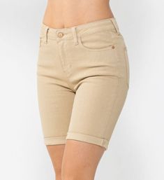 Ooh, a khaki Bermuda short?? That's not something you see every day... better grab it before it runs off into the sunset with someone else! MIDRISE GARMENT DYED CUFFED BERMUDA SHORTS COLOR: Khaki FABRIC: 93% Cotton / 6% Poly / 1% Spandex RISE: 10 1/4"INSEAM: 7 1/2" / 9 1/2" CUFFED / UNCUFFED Ashley wears a Medium. Khaki Shorts Outfit Women, Khaki Shorts Outfit, School Pants, Dr Wardrobe, School Shorts, Shorts Outfits Women, Bermuda Short, Freshman Year, Khaki Shorts