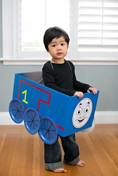 DIY THOMAS TRAIN COSTUMES + 5 PRINTABLE FACES Thomas Train Birthday, Thomas Birthday Parties, Thomas The Train Birthday Party, Cardboard Costume, Cardboard Car, Friend Costumes