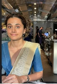 Everyday Saree Look, Tapsee Pannu Saree, Boho Saree, Saree Wedding Guest, Everyday Saree, Pose In Saree, Alternative Fashion Grunge, Indian Sandals, Prajakta Koli