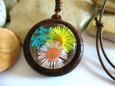 Nature Gifts, Flowers Pressed, Picture Necklace, Trendy Nail Art Designs, Yellow Daisies, Trendy Nail, Wooden Necklace, Wood Necklace