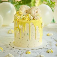 #secretbakeryok #buttercreamcake #instacake #yellowdrip #cakesdaily #yellowcake #cakeinspo #dripcake #cakedecorating #cakestagram #cutecake #prettycakes #cake #sprinklecake  #yellowandwhitetheme #sprinkles #merengues #yellowmeringues #tallcake  #yellowfood #whitemeringue #ilovecake #schuimgebakje #cakeideas #meringue Yellow Drip Cake, White And Yellow Cake, Yellow And White Cake, Pink Cake Ideas, Dog Cake Recipes, Sprinkles Cake, Striped Cake, Tall Cakes