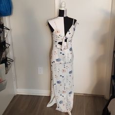 Beautiful White Floral Patterned Summer Dress With Leg Slits, Tie Bust Top, Open Belly, No Tags, Fits A S/M, Never Worn Patterned Summer Dress, Summer Dress Patterns, Summer Dress, Colorful Dresses, Maxi Dress, Summer Dresses, Womens Dresses, Tags, Floral