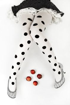 Dots Fashion, Polka Dot Tights, Shoe Gallery, Black N White, Look Vintage, Black White Red, White Polka Dot, Apples, Pin Up