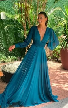 vestido longo azul petroleo com manga longa Dresses For Pregnant Women, Fiesta Outfit, Prom Dress Evening, Long Frocks, Stylish Party Dresses, Dress Evening, Long Prom Dress, Evening Dresses Prom, Modest Dresses