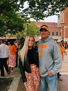 Looking for tailgate outfits? Check out these gameday outfits and gameday outfit ideas. Whether you're looking for college gameday outfits or tailgate outfits for the cold weather, you'll love these options. Winter Football Game Outfit Cold Weather, Outfits For The Cold, University Of Tn, College Vibes, Gameday Fits