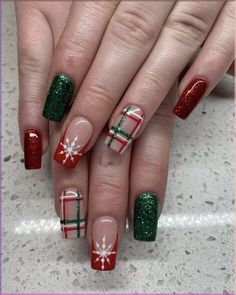 Get ready to sleigh the holiday season with our 60 Creative Christmas Nail Design Ideas for 2023! From festive red and green classics to dazzling winter wonderland nails, these designs will make your manicure merry and bright. Whether you're an expert nail artist or a DIY enthusiast, there's a look here for everyone. #ChristmasNails #NailArt #HolidayManicure Christmas Nail Designs Acrylic, Red Christmas Nails, Christmas Nails Easy, Cute Christmas Nails, Christmas Gel Nails, Christmas Nail Art Designs, Makijaż Smokey Eye, Christmas Nails Acrylic