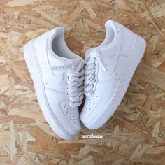 White Air Force 1 custom rope laces sneakers Authentic & new item, sold in its original packaging Customs are made to order; it will not be possible to make a return/refund. Do not hesitate to contact me if you have any questions 😊 Each model is made by us in our workshop in Aubagne in the south of France. https://www.etsy.com/fr/shop/sneakeaze?ref=profile_header Gray Air Force 1, White Air Force 1, White Air Forces, Air Max Plus Tn, Custom Shoes Diy, Nike Air Force One, Air Force 1 Custom, Baskets Nike, Lace Sneakers