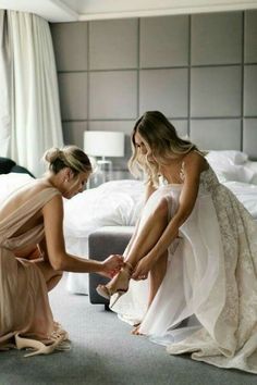 Like this getting ready shot Bridesmaid Getting Ready, Bridesmaids Photos, Bride Getting Ready, Wedding Photos Poses, Wedding Goals, Wedding Photography Poses, Wedding Cake Designs