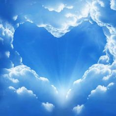 a heart shaped cloud with the words i hoy es un dia bendito in spanish