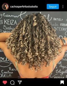 Brown Curly Hair With Blonde Streaks, Blonde Streaks Curly Hair, Ash Blonde Highlights Curly Hair, Curly Hair Highlights And Lowlights, Chunky Highlights Curly Hair, Curly Hair Blonde Highlights, Ashy Highlights, Ashy Blonde Highlights, Balayage Curls