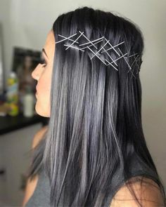 Charcoal hair: 30 razões para você amar esta tendência (FOTOS) Hair Silver, Bobby Pin Hairstyles, Ombré Hair, Peinados Fáciles Para Cabello Corto, Grey Hair Color, Cool Hair Color, Grunge Hair