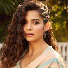 Effortless Waves Ideas: Low-Maintenance and Natural Hairstyles for Everyday Ease Indian Wedding Hairstyles For Curly Hair Natural, Curly Hairstyles For Indian Women, Curly Royal Hairstyles, Traditional Curly Hairstyles, Curly Hair Open Hairstyle, Curly Hair Indian Hairstyles, Open Hairstyles For Curly Hair, Daily Curly Hairstyles, Curly Open Hairstyles