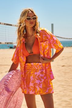 Brb, off to somewhere tropical with a drink in hand. The ideal vacation button up is here. A bright pink and orange tropical print decorates the Otto shirt. A classic collared top with a functional button front. It maintains a relaxed boyfriend fit and can easily be paired with your favorite bottoms or make it a set with the matching shorts.- Satin- Boyfriend fit- Pockets- Functional buttons- Color: Orange MultiSize + Fit - Model is 5'10" and wearing size XS- Measurements taken from size S - Che Colorful Summer Outfits, Tropical Vacation Outfits, Bright Colored Outfits, Island Outfit, Orange Outfit, Summer Beach Outfit