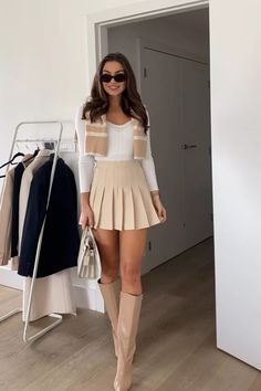 Pleated Skirt Outfit Short, Cream Skirt Outfit, Khaki Skirt Outfits, Flare Skirt Outfit, Beige Skirt Outfit, Short Skirts Outfits, Winter Skirt Outfit