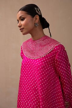 Hot pink silk high-low kurta with bandhani print and pearls and mirror embroidered collar. Comes with dhoti pant. Components: 2 Pattern: Printed Type Of Work: Bandhani Neckline: High Neck Sleeve Type: Full Fabric: Silk Color: Pink Other Details:  Closure : Kurta - Back zip Occasion: Sangeet - Aza Fashions Bandhani Kurti Designs, 2024 Diwali, Kurta With Dhoti, Indo Western Outfits For Women, Silk Kurtas, Bandhani Print, Bandhani Dress, Rani Pink, Pearl Work