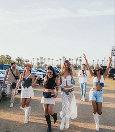 Country concert pic inspo with friends hands in the air Country Concert Outfit Ideas Summer, Concert Outfit Ideas Summer, Stagecoach Outfits, Princess Leia Buns, Stagecoach Outfit, Country Festival Outfit, Country Music Festival Outfits, Country Concert Outfit Ideas