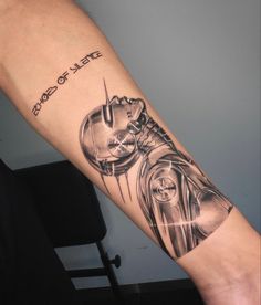 Hajime Sorayama Tattoo, Retro Futurism Tattoo, Metropolis Tattoo, Disco Elysium Tattoo, Sandevistan Tattoo, Chrome Tattoo Designs, Scifi Tattoo, Interstellar Tattoo