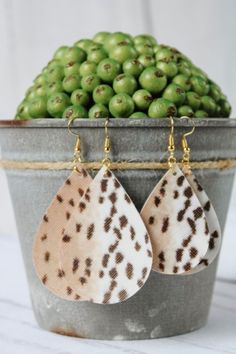 These gorgeous animal print leather earrings are the perfect compliment to your fall and winter outfits! You'll enjoy these lightweight leather earrings all day long and forget you're even wearing them! Click through to view more styles + options in these trendy earrings! #teardropleatherearrings #animalprintearrings #deerleatherearrings #womensfashion Cute Brown Dangle Earrings, Cute Hypoallergenic Teardrop Earrings, Ear Jacket Earring Gold, Fall And Winter Outfits, Gold Ear Jacket, Fall Leather, Pattern Leaf, Animal Print Earrings, Deer Pattern