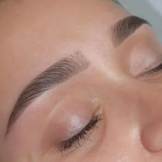 Imagem do rosto de uma mulher focando em suas sobrancelhas recém feitas. Brow Inspiration, Eyebrow Ideas, Straight Eyebrows, Full Eyebrows, Powder Brows