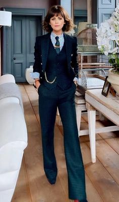 Business Woman Suit Aesthetic, Lawyer Female Outfit, Women In A Suit Aesthetic, Lawyer Outfit Ideas, Business Graduation Outfit, Corporate Gala Outfit, Dapper Women Outfits, Graduation Outfit Ideas University Suits Women, Women In Suits Aesthetic Tomboy