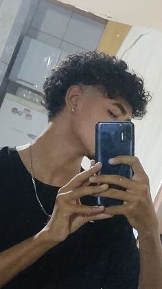 #mullet #instagram #corte Curly Hairstyles For Men Mullet, 4b Hairstyles Men, Mexican Boy Haircut, Curly Mullet Fade, Men Modern Mullet, Short Curly Mullet Mens, Curly Mullet Hairstyle Mens, Modern Mullet For Men Curly, Small Mullet