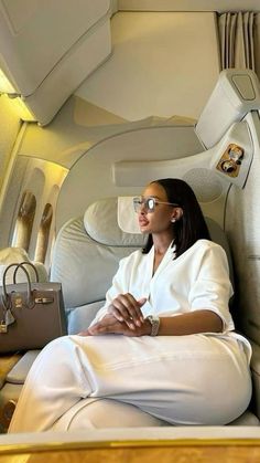 Girl Boss Aesthetic Black Women, Feminine Black Women, Boujee Lifestyle, Wealthy Lifestyle Luxury, Luxury Lifestyle Women, Photography Posing Guide, Grown Women