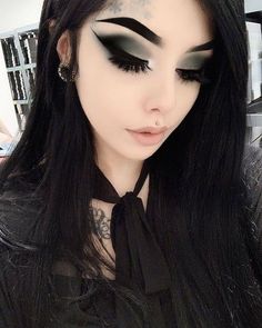 Gothic Make Up, Gothic Eye Makeup, Makeup Emo, Fete Emo, Make Up Designs, Drag Make-up, Witch Makeup, Alternative Makeup, Emo Makeup