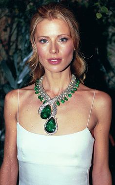 The ultimate jewellery box: An exhibition of the most beautiful jewellery ever created | Daily Mail Online Cartier Jewellery, Laura Bailey, Cartier Necklace, Green Stones, Snake Necklace, Snake Design, Royal Jewels, Jewelry Model, Emerald Necklace